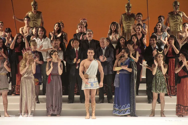 Escena de la ópera Fedra e Hipólito en un gran escenario.