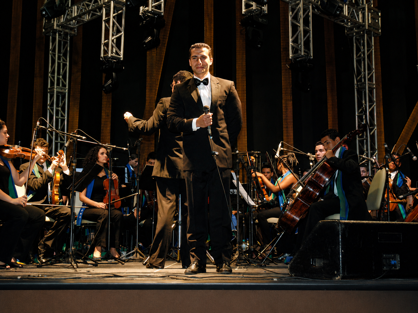 Max Wilson Pereira cantando con orquesta en Cachoeiro de Itapemirim