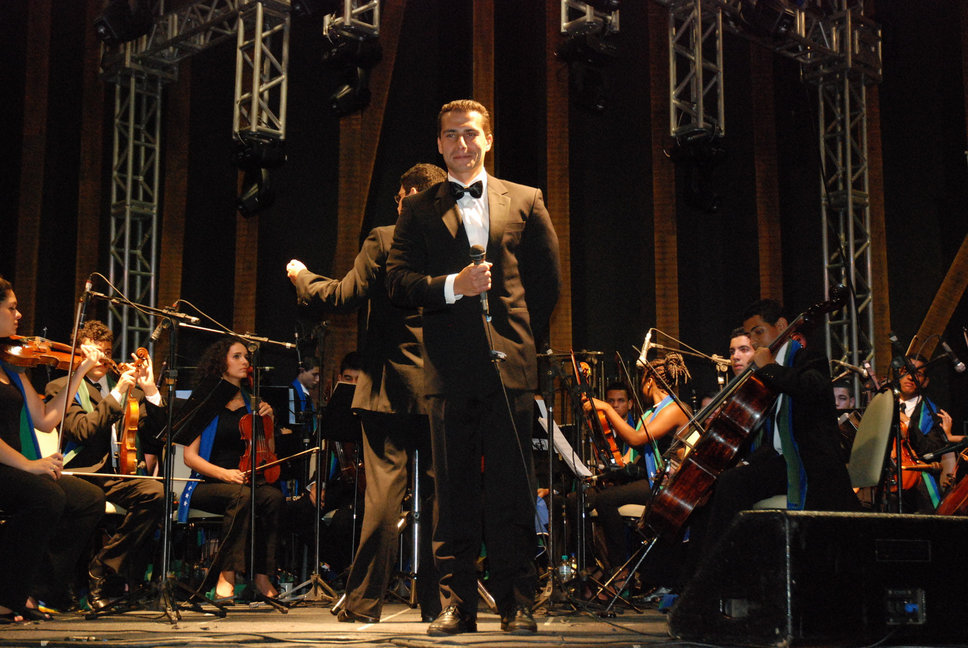 Max Wilson Pereira singt mit einem Orchester in Cachoeiro de Itapemirim